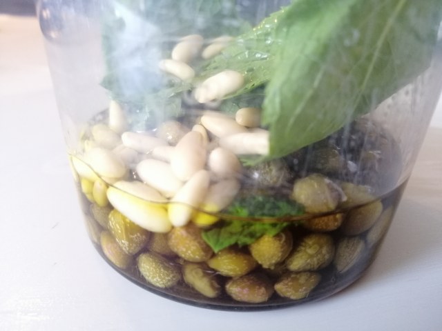 i tonno al pepe nero con salsa di capperi e menta e con peperoncini dolci