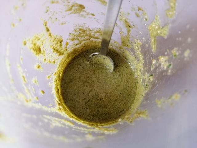 i tonno al pepe nero con salsa di capperi e menta e con peperoncini dolci