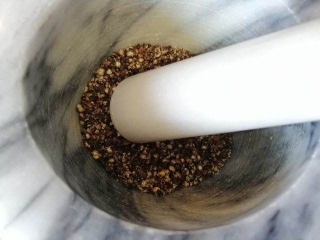 i tonno al pepe nero con salsa di capperi e menta e con peperoncini dolci