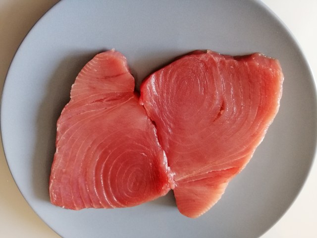 i tonno al pepe nero con salsa di capperi e menta e con peperoncini dolci