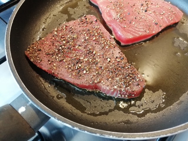 i tonno al pepe nero con salsa di capperi e menta e con peperoncini dolci