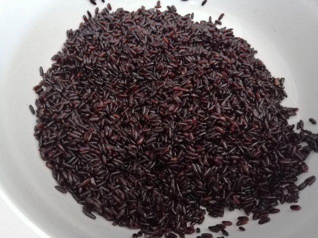 Insalata di riso nero con gamberetti peperoncini verdi olive taggiasche anacardi e datterini gialli e rossi