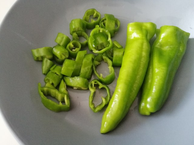 Insalata di riso nero con gamberetti peperoncini verdi olive taggiasche anacardi e datterini gialli e rossi