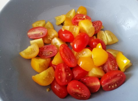 Insalata di riso nero con gamberetti peperoncini verdi olive taggiasche anacardi e datterini gialli e rossi