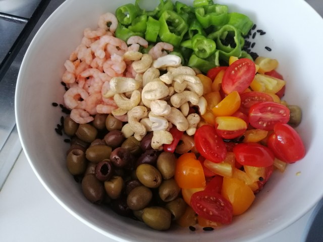 Insalata di riso nero con gamberetti peperoncini verdi olive taggiasche anacardi e datterini gialli e rossi