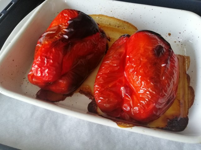 Orecchiette con crema di peperoni caciocavallo podolico del Gargano e crumble di tarallo pugliese