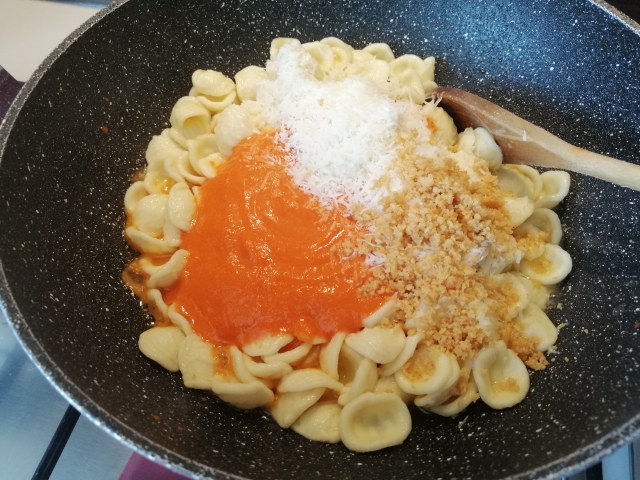 Orecchiette con crema di peperoni caciocavallo podolico del Gargano e crumble di tarallo pugliese