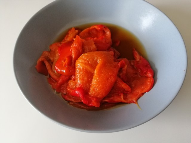 Orecchiette con crema di peperoni caciocavallo podolico del Gargano e crumble di tarallo pugliese