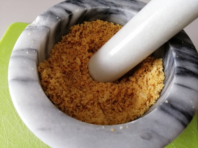 Orecchiette con crema di peperoni caciocavallo podolico del Gargano e crumble di tarallo pugliese