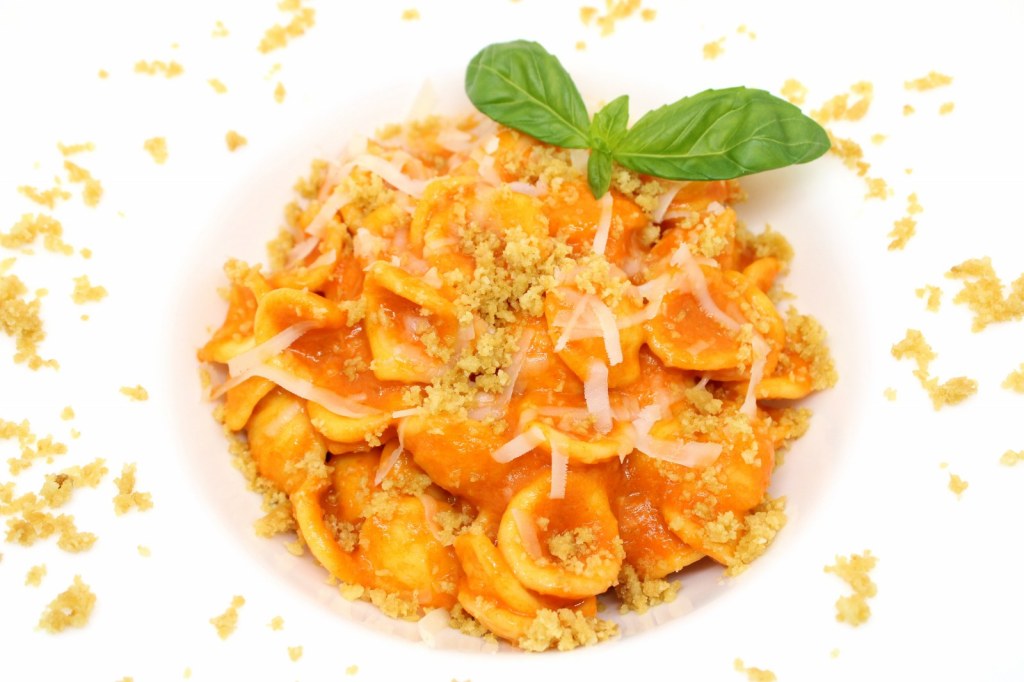 Orecchiette con crema di peperoni rossi caciocavallo podolico del Gargano e crumble di tarallo pugliese