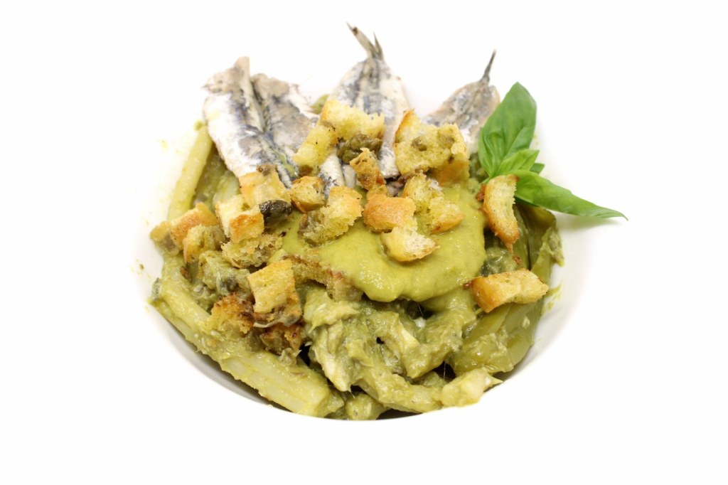 Casarecce con crema di peperoncini verdi alici e crostini di pane alle olive