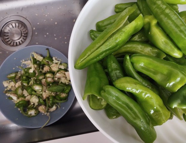 Casarecce con crema di peperoncini verdi alici e crostini di pane alle olive