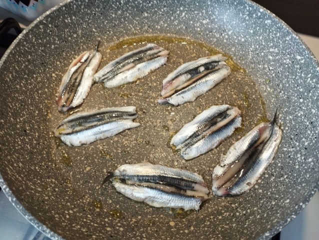 Casarecce con crema di peperoncini verdi alici e crostini di pane alle olive