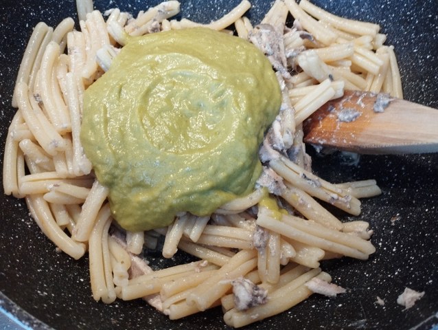 Casarecce con crema di peperoncini verdi alici e crostini di pane alle olive