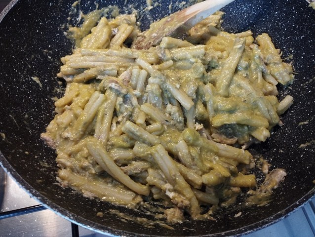 Casarecce con crema di peperoncini verdi alici e crostini di pane alle olive