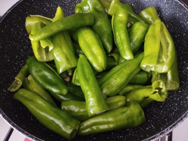 Casarecce con crema di peperoncini verdi alici e crostini di pane alle olive
