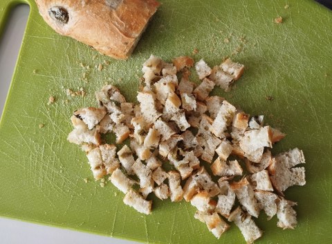 Casarecce con crema di peperoncini verdi alici e crostini di pane alle olive