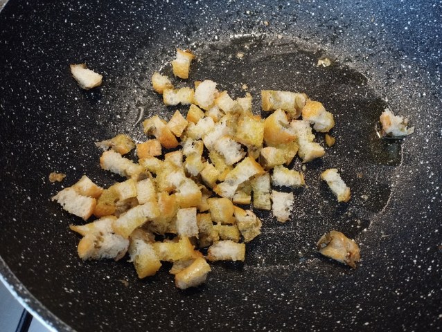 Casarecce con crema di peperoncini verdi alici e crostini di pane alle olive