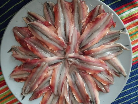 Casarecce con crema di peperoncini verdi alici e crostini di pane alle olive