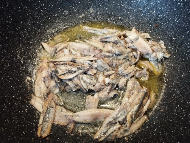 Casarecce con crema di peperoncini verdi alici e crostini di pane alle olive