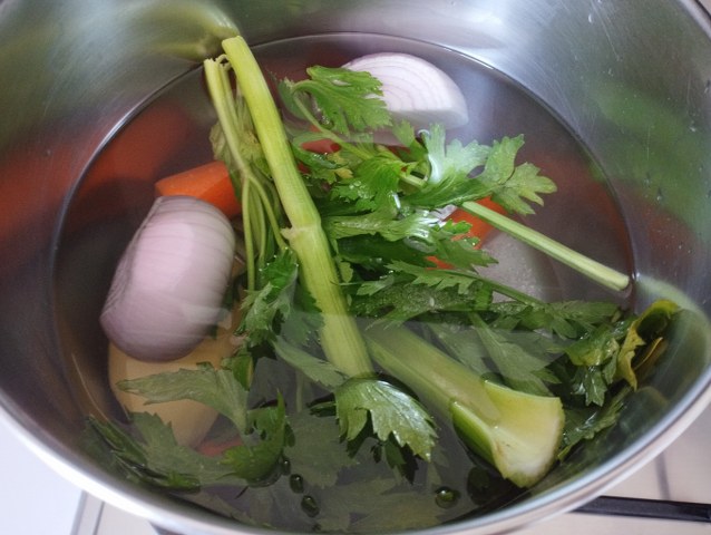 Risotto con crema di melanzana polvere delle sua buccia pomodorini semi dry provola e crema di parmigiano