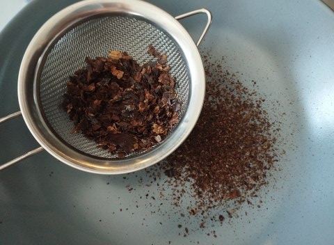 Risotto con crema di melanzana polvere delle sua buccia pomodorini semi dry provola e crema di parmigiano