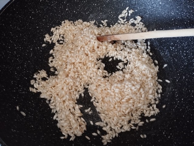 Risotto con crema di melanzana polvere delle sua buccia pomodorini semi dry provola e crema di parmigiano