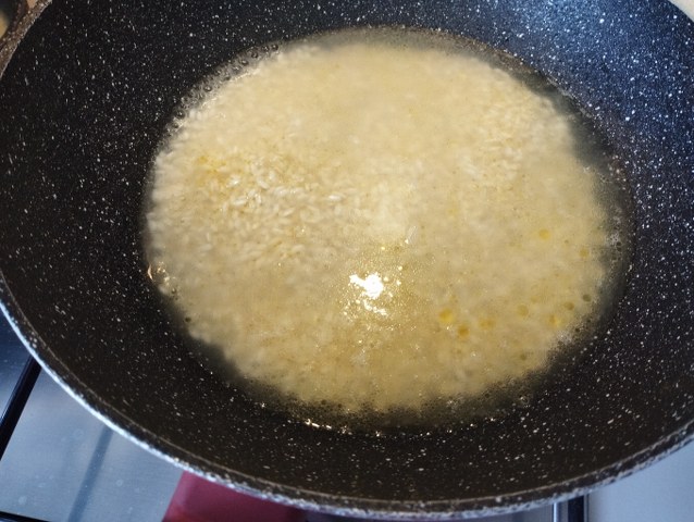 Risotto con crema di melanzana polvere delle sua buccia pomodorini semi dry provola e crema di parmigiano