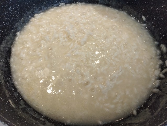 Risotto con crema di melanzana polvere delle sua buccia pomodorini semi dry provola e crema di parmigiano