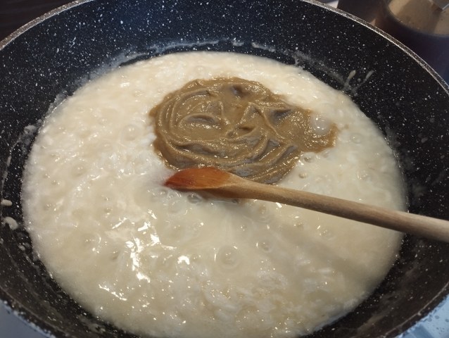 Risotto con crema di melanzana polvere delle sua buccia pomodorini semi dry provola e crema di parmigiano