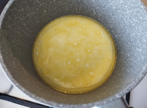 Risotto con crema di melanzana polvere delle sua buccia pomodorini semi dry provola e crema di parmigiano