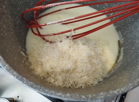 Risotto con crema di melanzana polvere delle sua buccia pomodorini semi dry provola e crema di parmigiano