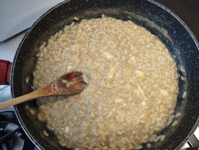 Risotto con crema di melanzana polvere delle sua buccia pomodorini semi dry provola e crema di parmigiano