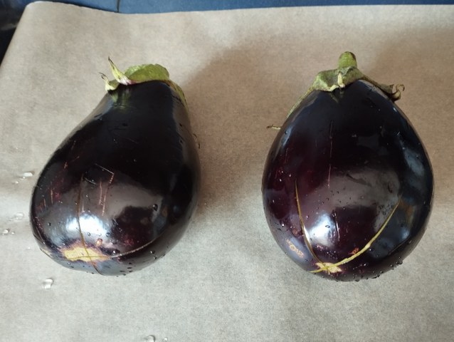 Risotto con crema di melanzana polvere delle sua buccia pomodorini semi dry provola e crema di parmigiano