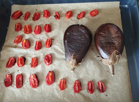 Risotto con crema di melanzana polvere delle sua buccia pomodorini semi dry provola e crema di parmigiano