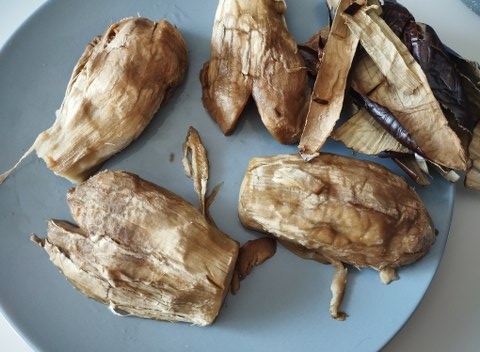 Risotto con crema di melanzana polvere delle sua buccia pomodorini semi dry provola e crema di parmigiano