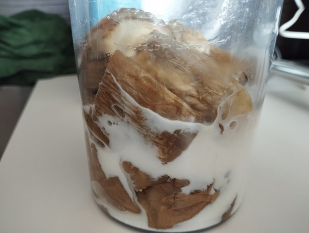 Risotto con crema di melanzana polvere delle sua buccia pomodorini semi dry provola e crema di parmigiano