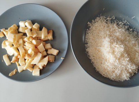 Risotto con crema di melanzana polvere delle sua buccia pomodorini semi dry provola e crema di parmigiano