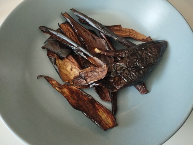 Risotto con crema di melanzana polvere delle sua buccia pomodorini semi dry provola e crema di parmigiano