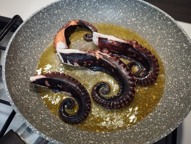 Polpo glassato al miele e profumato al timo con stracciatella pugliese su crema di zucca