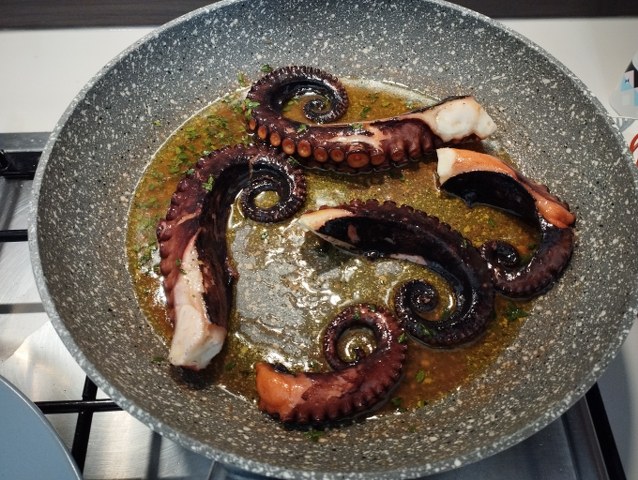 Polpo glassato al miele e profumato al timo con stracciatella pugliese su crema di zucca