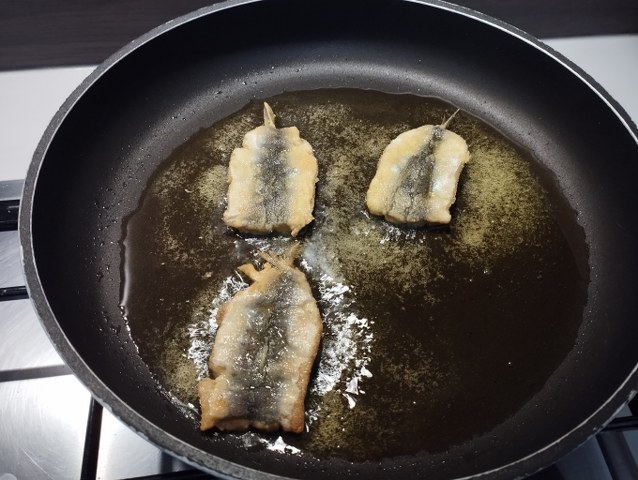 Torre di farinata di ceci con sardine e pate di olive taggiasche