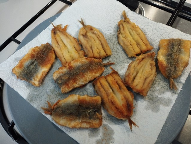 Torre di farinata di ceci con sardine e pate di olive taggiasche