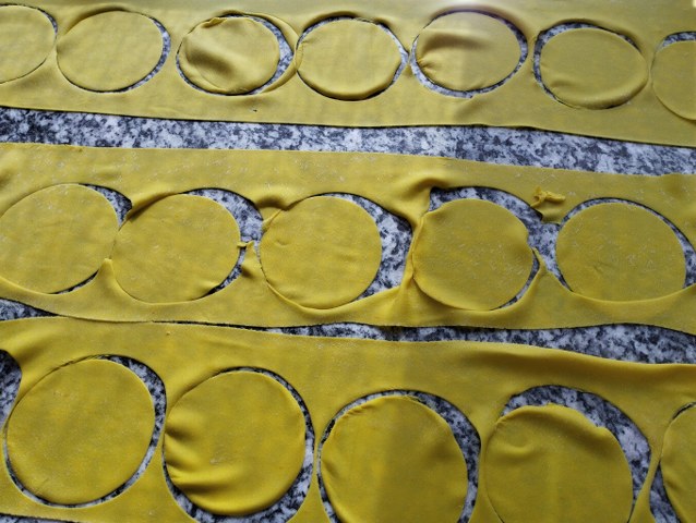 Casoncellli colorati allo zafferano ripieni di robiola nocciole e salvia con funghi misti