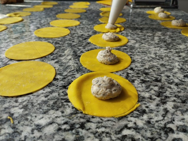 Casoncellli colorati allo zafferano ripieni di robiola nocciole e salvia con funghi misti