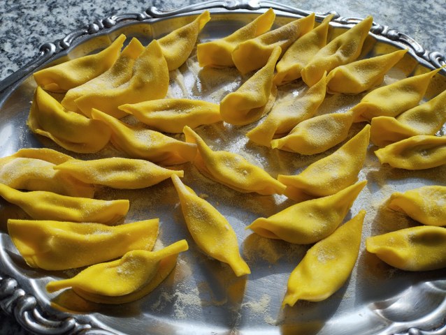 Casoncellli colorati allo zafferano ripieni di robiola nocciole e salvia con funghi misti