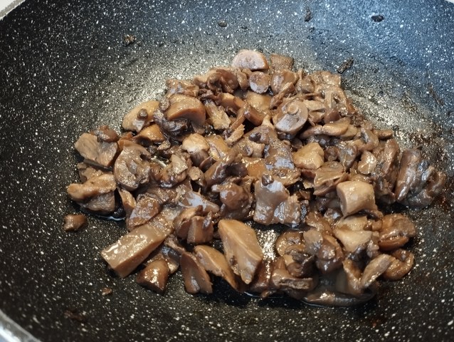 Casoncellli colorati allo zafferano ripieni di robiola nocciole e salvia con funghi misti