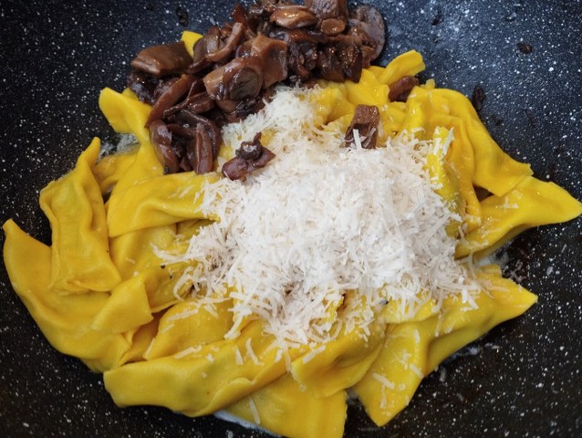 Casoncellli colorati allo zafferano ripieni di robiola nocciole e salvia con funghi misti