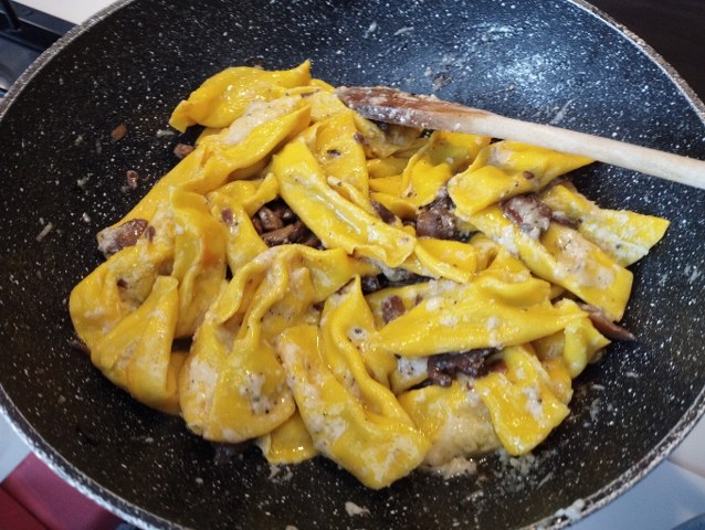 Casoncellli colorati allo zafferano ripieni di robiola nocciole e salvia con funghi misti