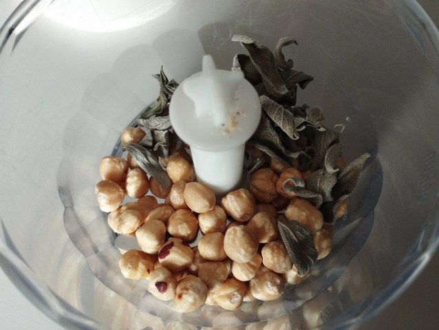 Casoncellli colorati allo zafferano ripieni di robiola nocciole e salvia con funghi misti